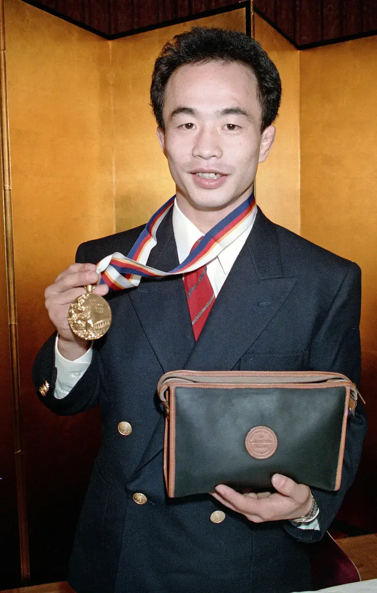 紛失した金メダルが手元に戻り、喜ぶ小林孝至さん（1988年撮影）