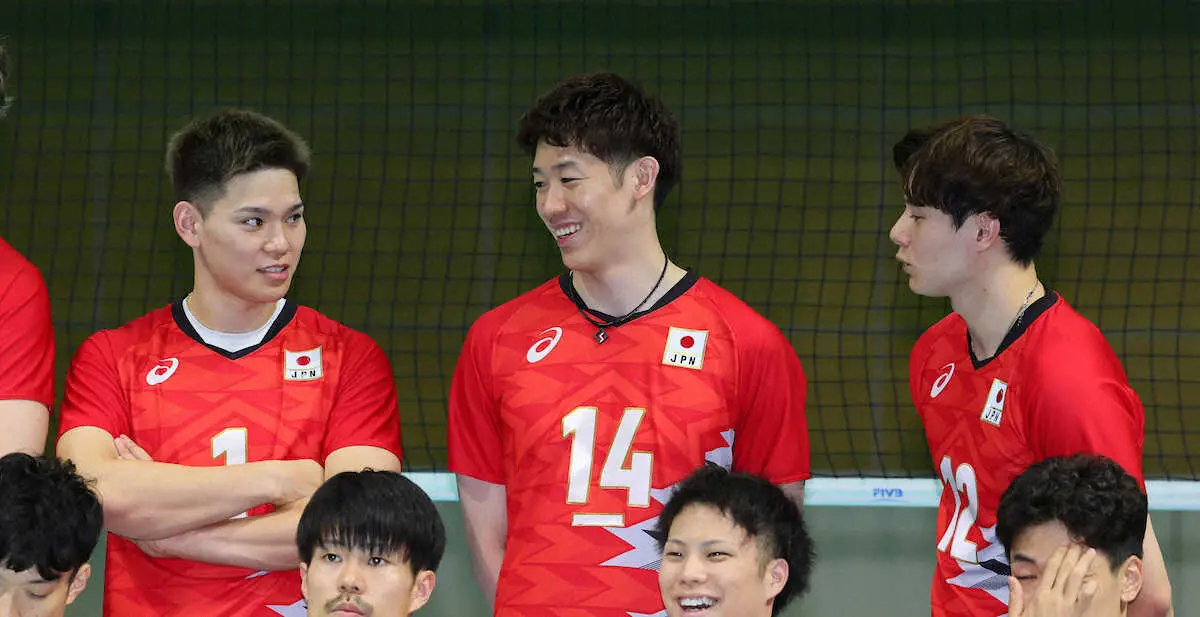 ＜バレーボール男子日本代表・フォトセッション＞談笑する（左から）西田、石川、高橋藍（撮影・尾崎　有希）