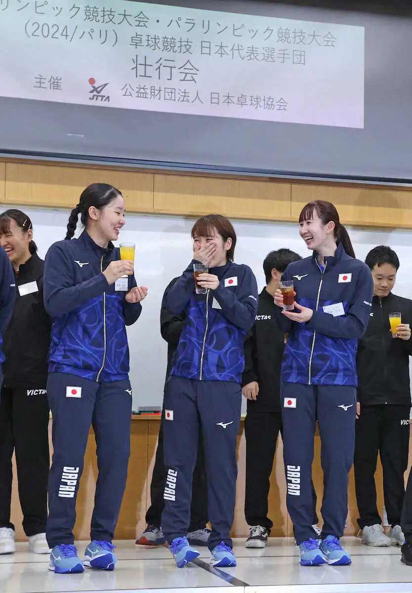 ＜卓球　日本代表　壮行会＞乾杯する（前列左から）張本美、平野、早田（撮影・西海健太郎）