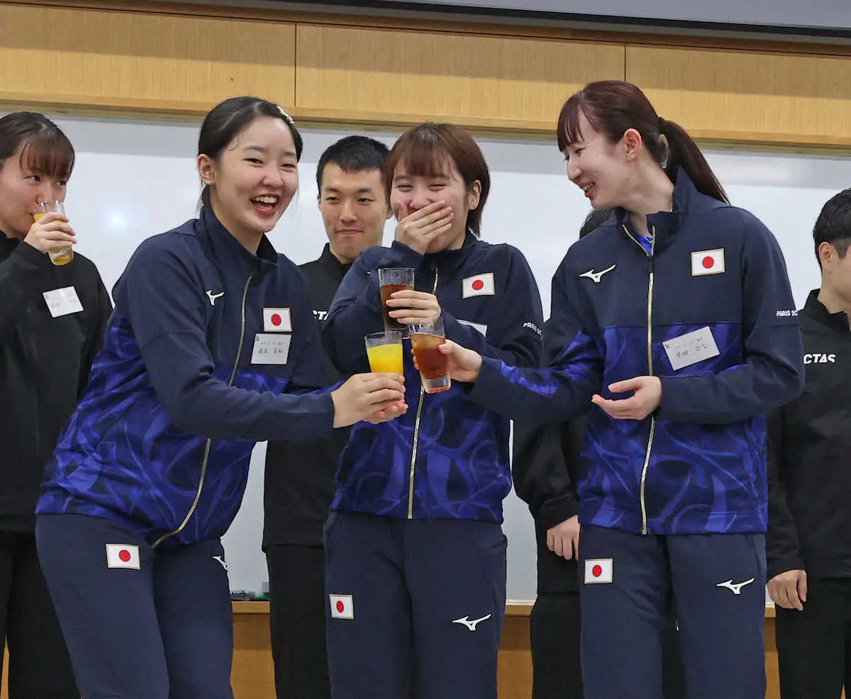 ＜卓球　日本代表　壮行会＞乾杯する（前列左から）張本美、平野、早田（撮影・西海健太郎）