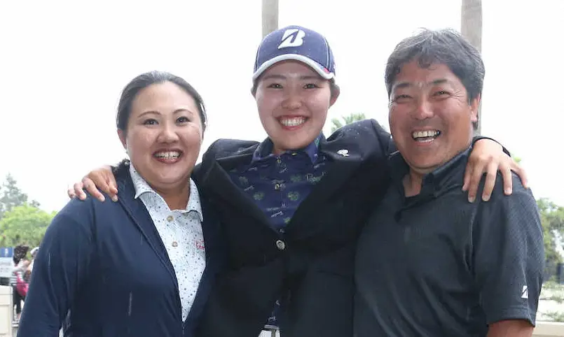 古江彩佳(中央)と母・ひとみさん（左）、父・芳浩さん