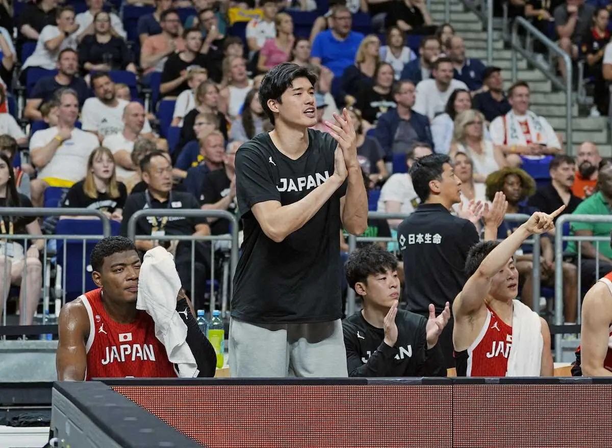 　強化試合のドイツ戦で、ベンチから声を出すバスケットボール男子日本代表の渡辺雄（中央）＝ベルリン（共同）