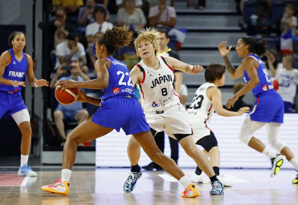 　強化試合のフランス戦で、ディフェンスするバスケットボール女子日本代表の高田＝ランス（共同）