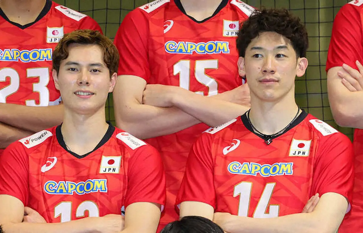 バレーボール男子日本代表の高橋藍(左)と石川祐希