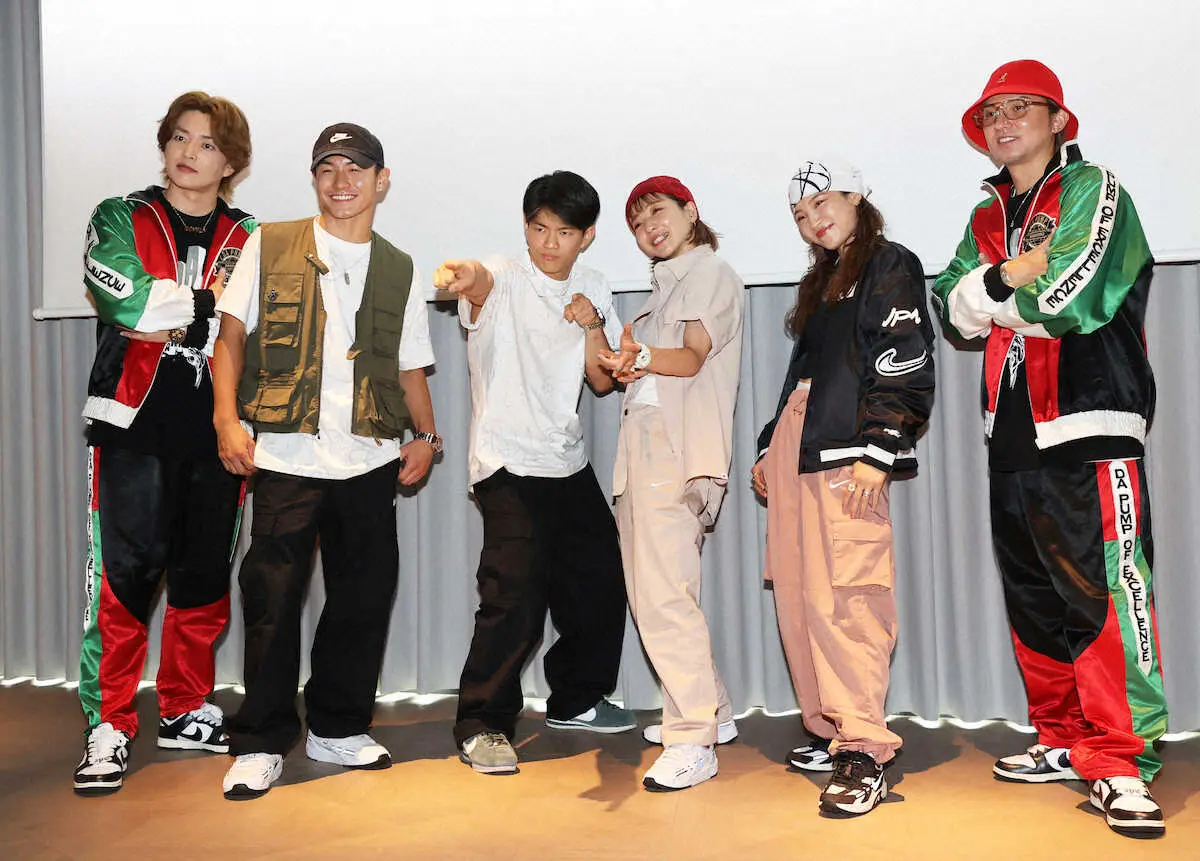 ＜ブレイキン日本代表・会見＞フォトセッションでポーズをとる（左から）DA　PUMPのKenzo、Shigekix（半井重幸）、Hiro10（大能寛飛）、AYUMI（福島あゆみ）、AMI（湯浅亜実）、DA　PUMPのISSA　（撮影・村上　大輔）