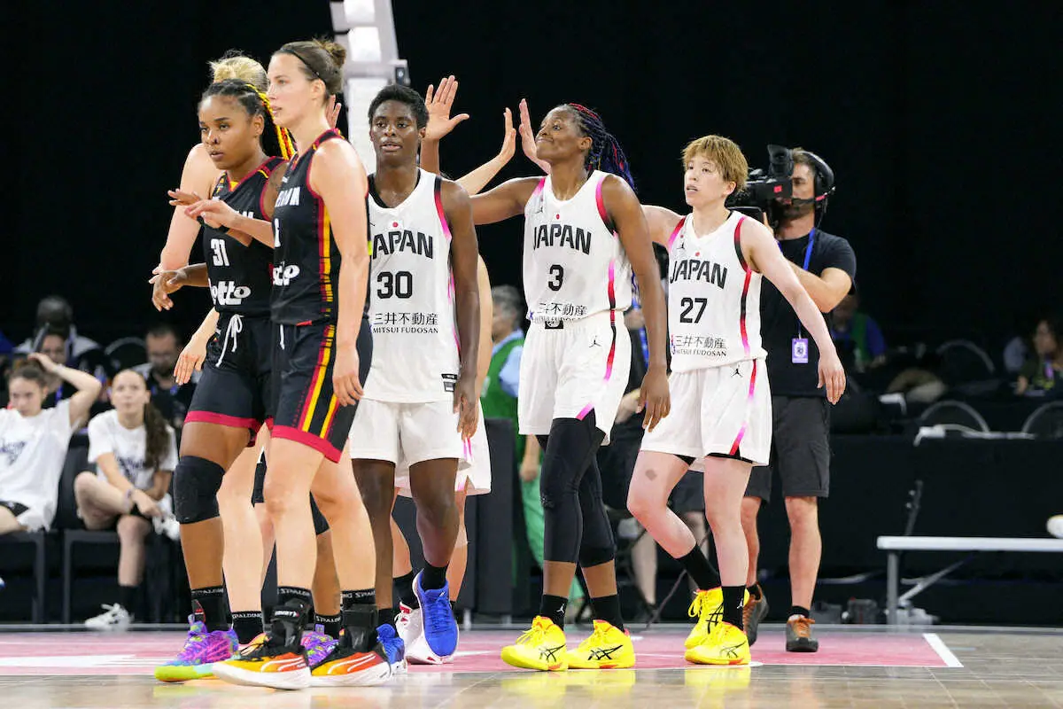 　強化試合でベルギーに敗れたバスケットボール女子日本代表の（右から）林、馬瓜ス、馬瓜エ＝ランス（共同）