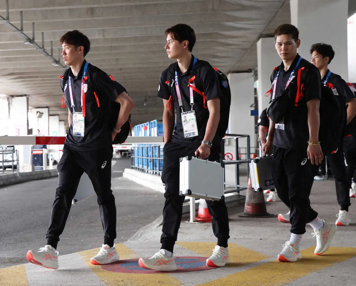 パリに到着し、バスへ向かう男子バレー日本代表（左から）石川祐希、高橋藍、西田有志（撮影・平嶋　理子）