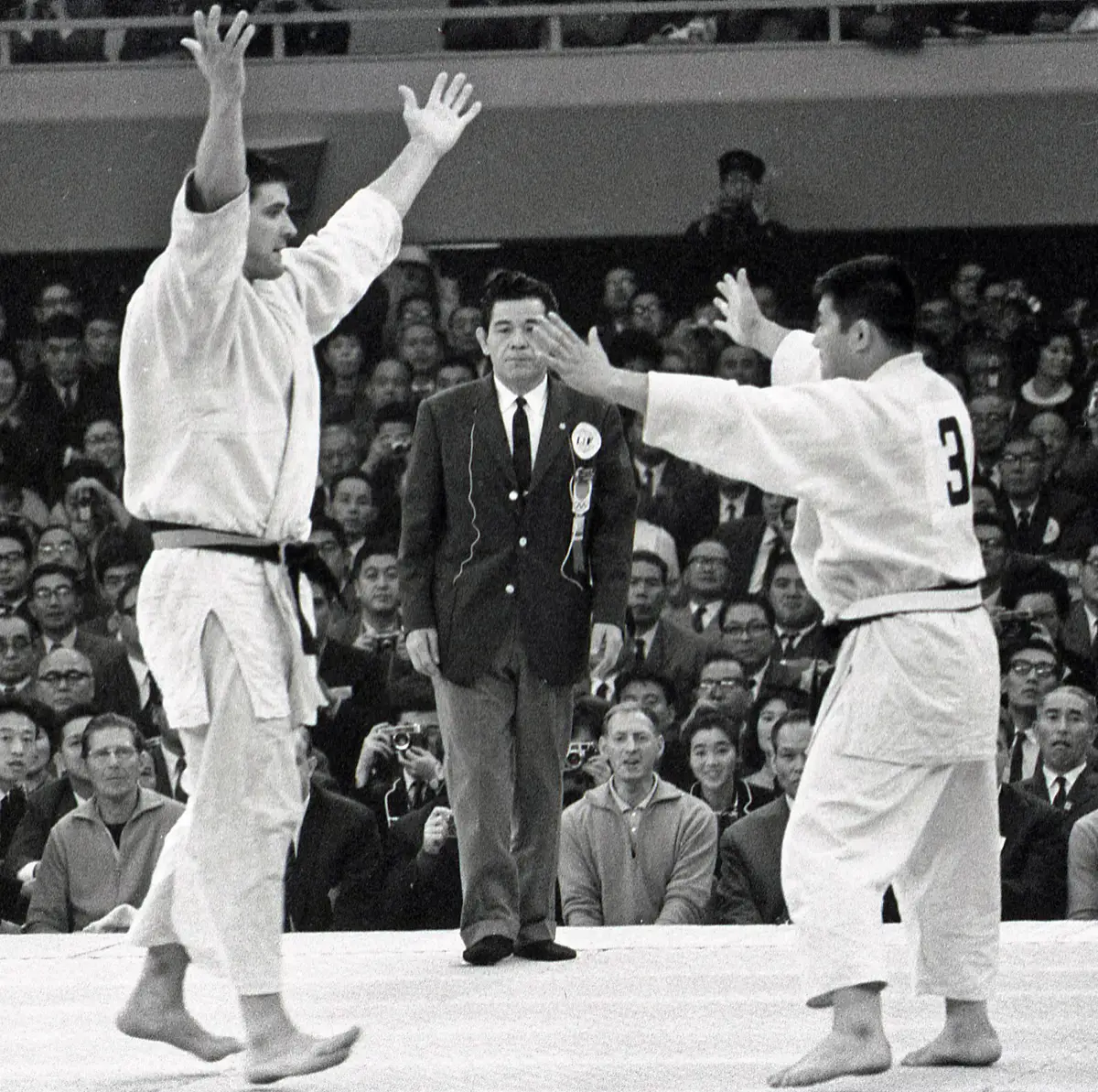 1964年東京五輪・柔道無差別級決勝で神永昭夫を破り金メダルを獲得したヘーシンク（1964年10月23日撮影）