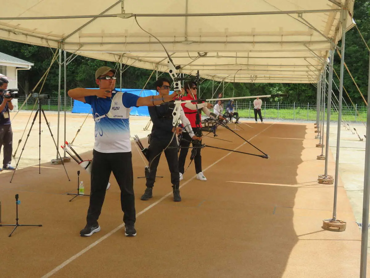 公開練習で矢を射るアーチェリー五輪代表の（左から）古川高晴、中西絢哉、野田紗月