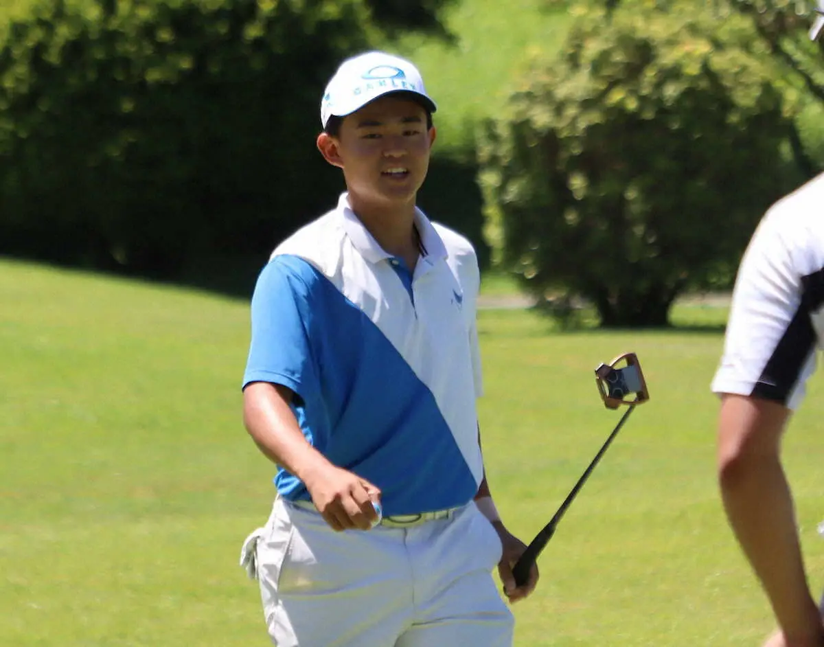 ＜九州ジュニアゴルフ第1日＞イン18番パー5でイーグルを決めて笑顔の長崎煌心、15～17歳男子の首位に立つ