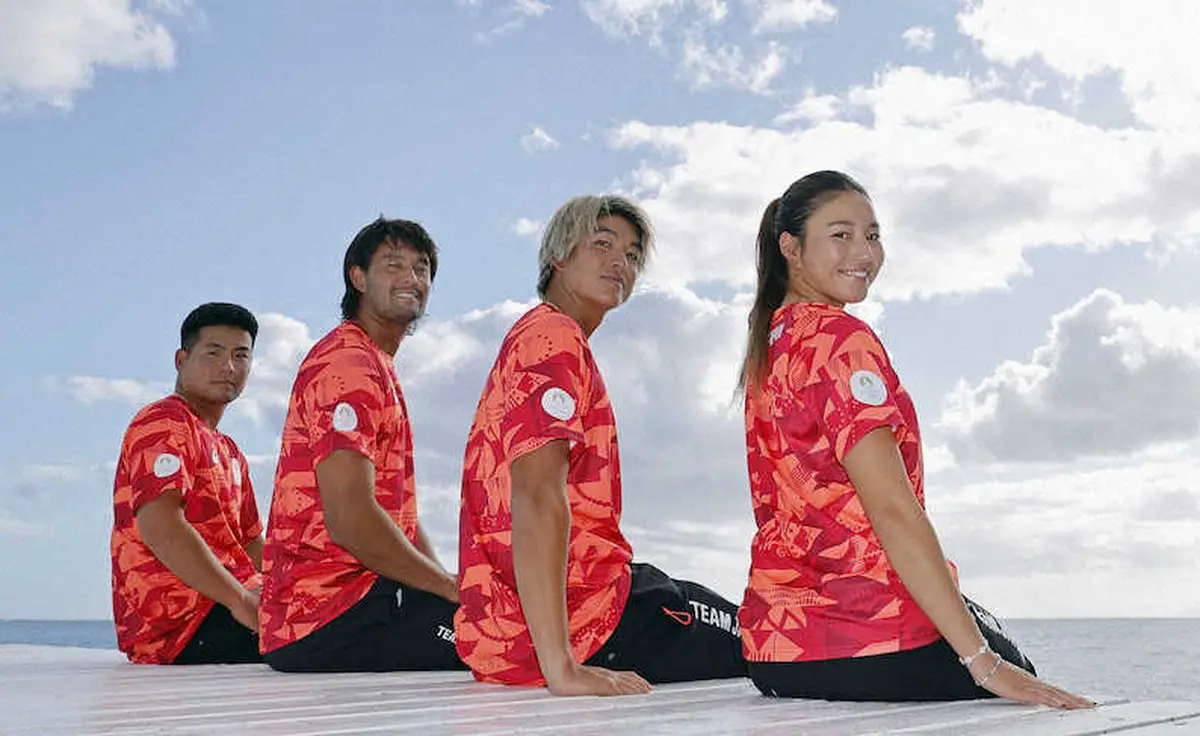 練習後、撮影に応じるサーフィン日本代表の（右から）松田詩野、五十嵐カノア、オレアリー・コナー、稲葉玲王＝タヒチ（共同）