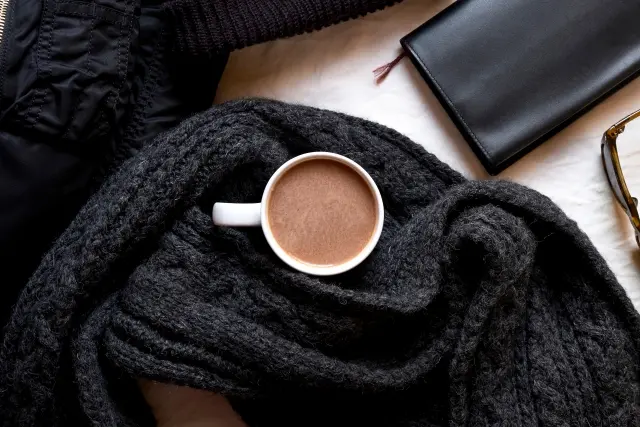 
                            ココアにカフェインは含まれているのか、寝る前に飲んでもいいのか。 ココア（ピュアココア・ミルクココア）やコーヒー、紅茶や…
                        
