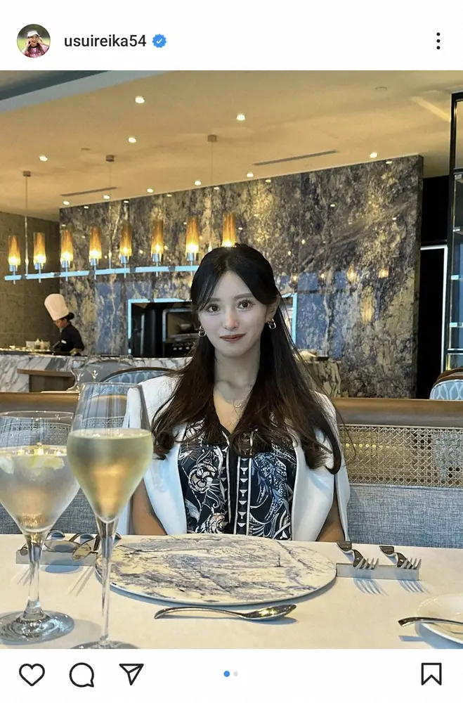 臼井麗香　オシャレファッションでの休日ディナー満喫ショットに「大人の色気　素敵！」「女優ジャン」