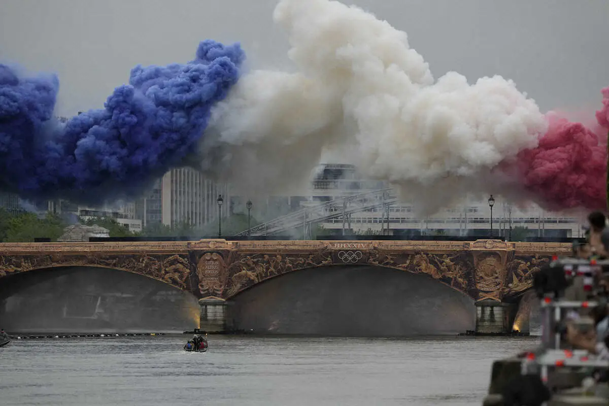 パリ五輪開会式、トリコロールの煙が上がる（AP）