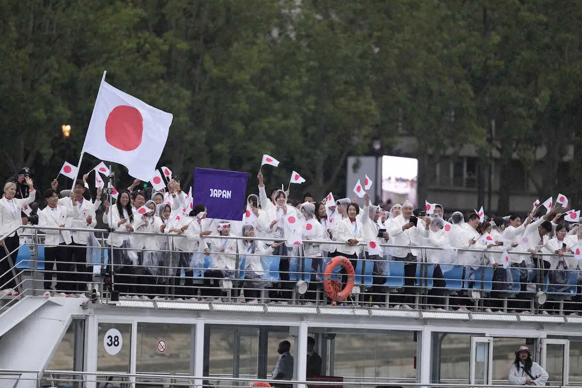 開会式で船上パレードした日本選手団（AP）