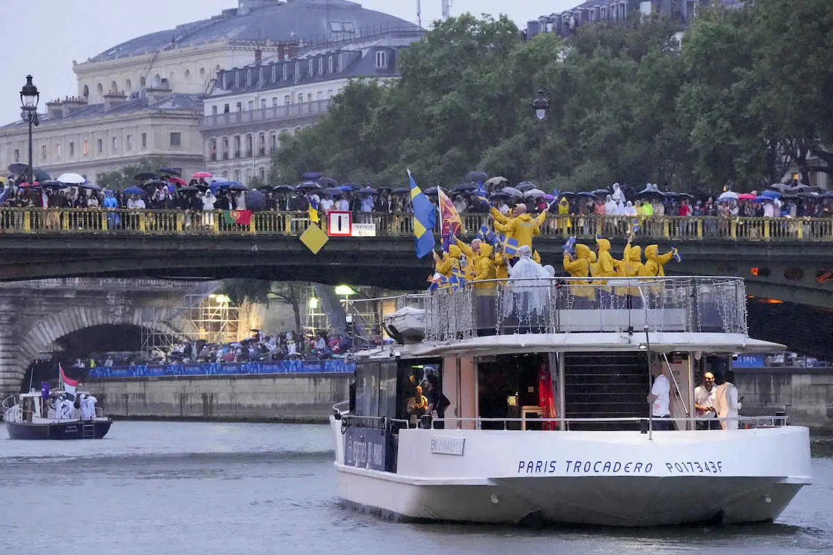 パリ五輪セーヌ川の水上パレードに参加したスウェーデンの選手団（AP）