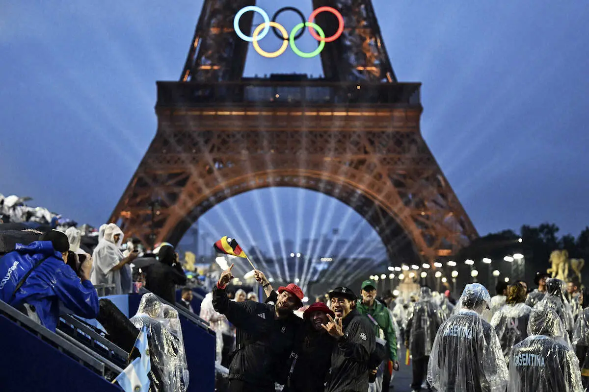 フランスのパリで行われた五輪開会式で、エッフェル塔とオリンピック・リングがライトアップされる（AP）