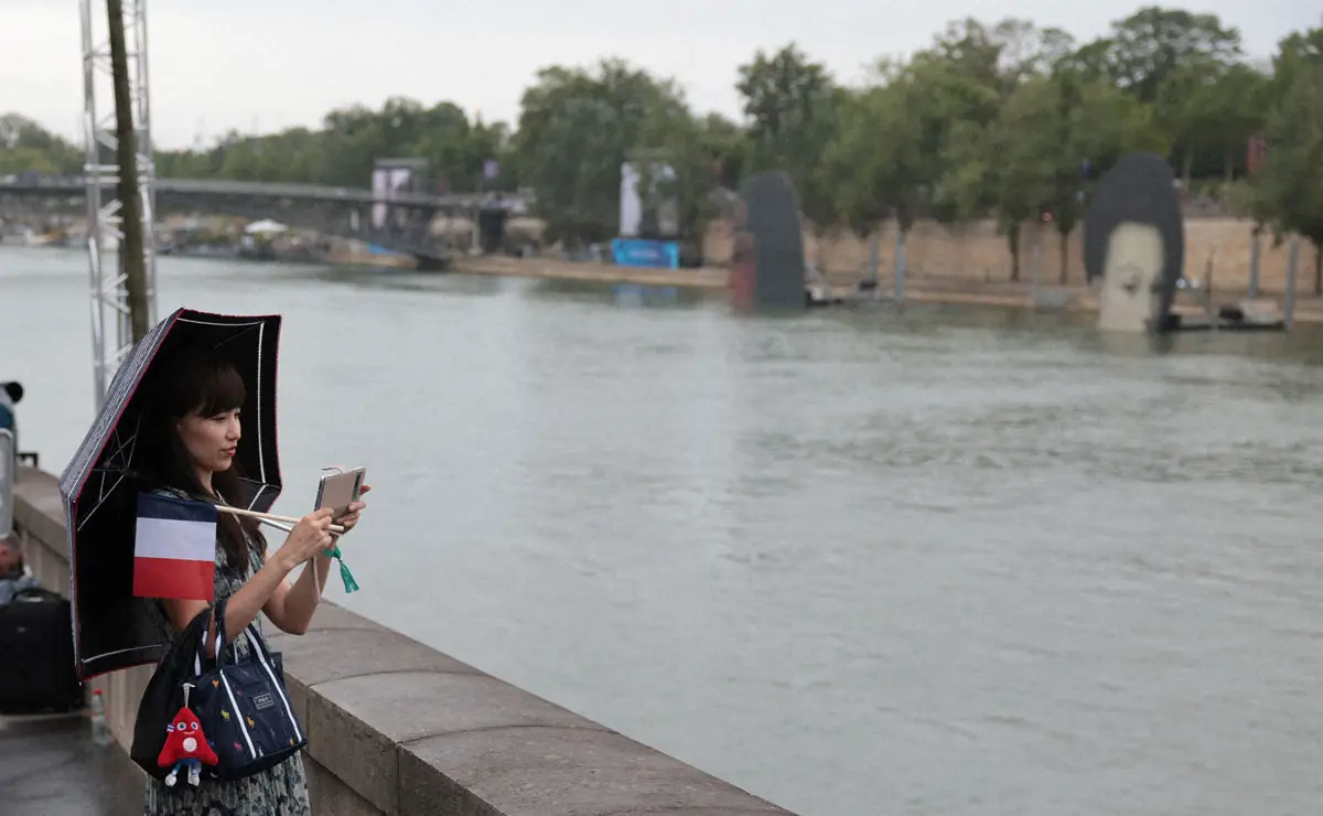 パリ五輪開会式が行われたセーヌ川に設置された巨大な顔パネル（ロイター）