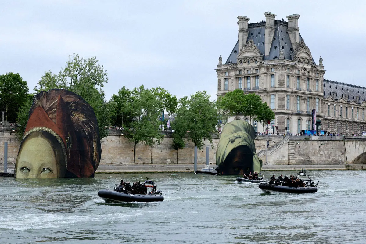 パリ五輪開会式が行われたセーヌ川に設置された巨大な顔パネル（ロイター）