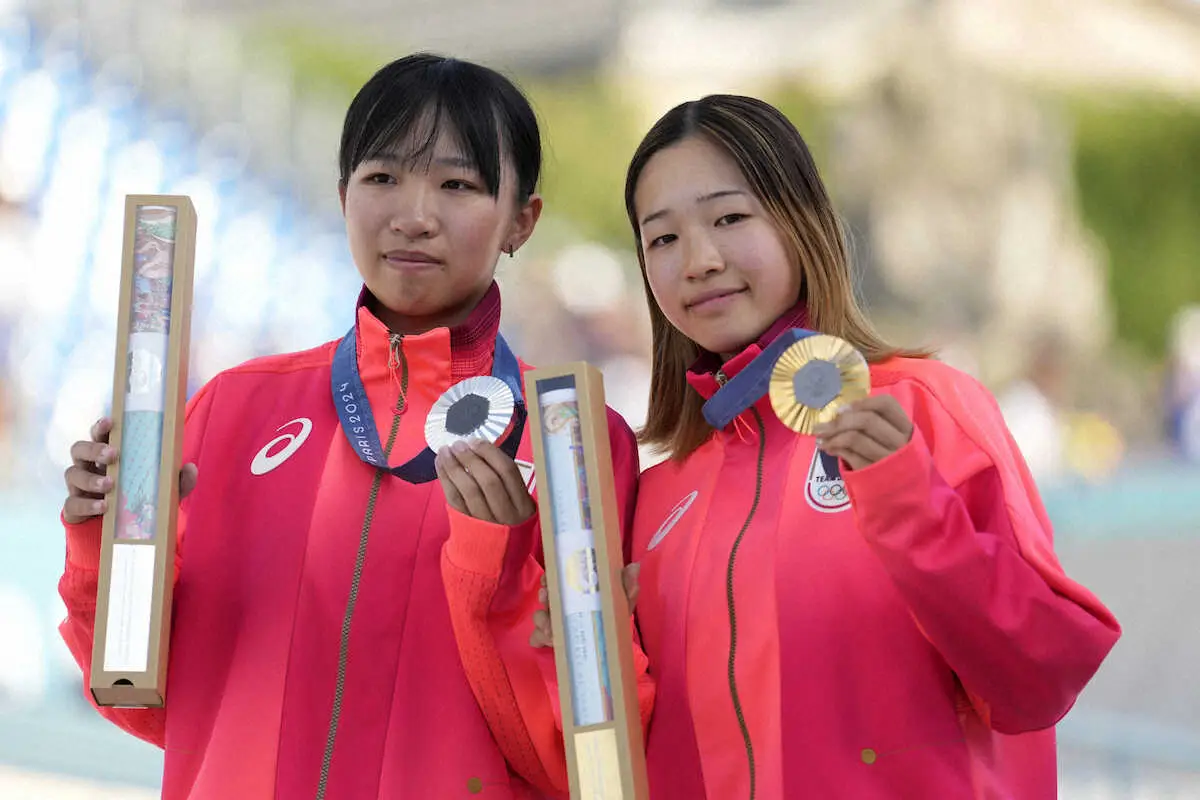 スケートボード女子ストリートで金メダルを獲得した吉沢恋（右）と赤間凜音（AP）