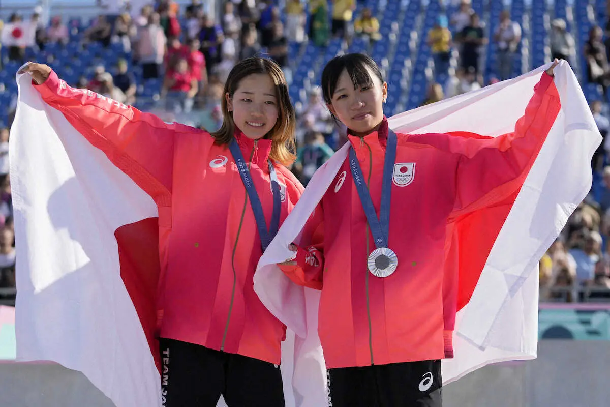 スケートボード女子ストリートで金メダルを獲得した吉沢恋（左）と赤間凜音（AP）