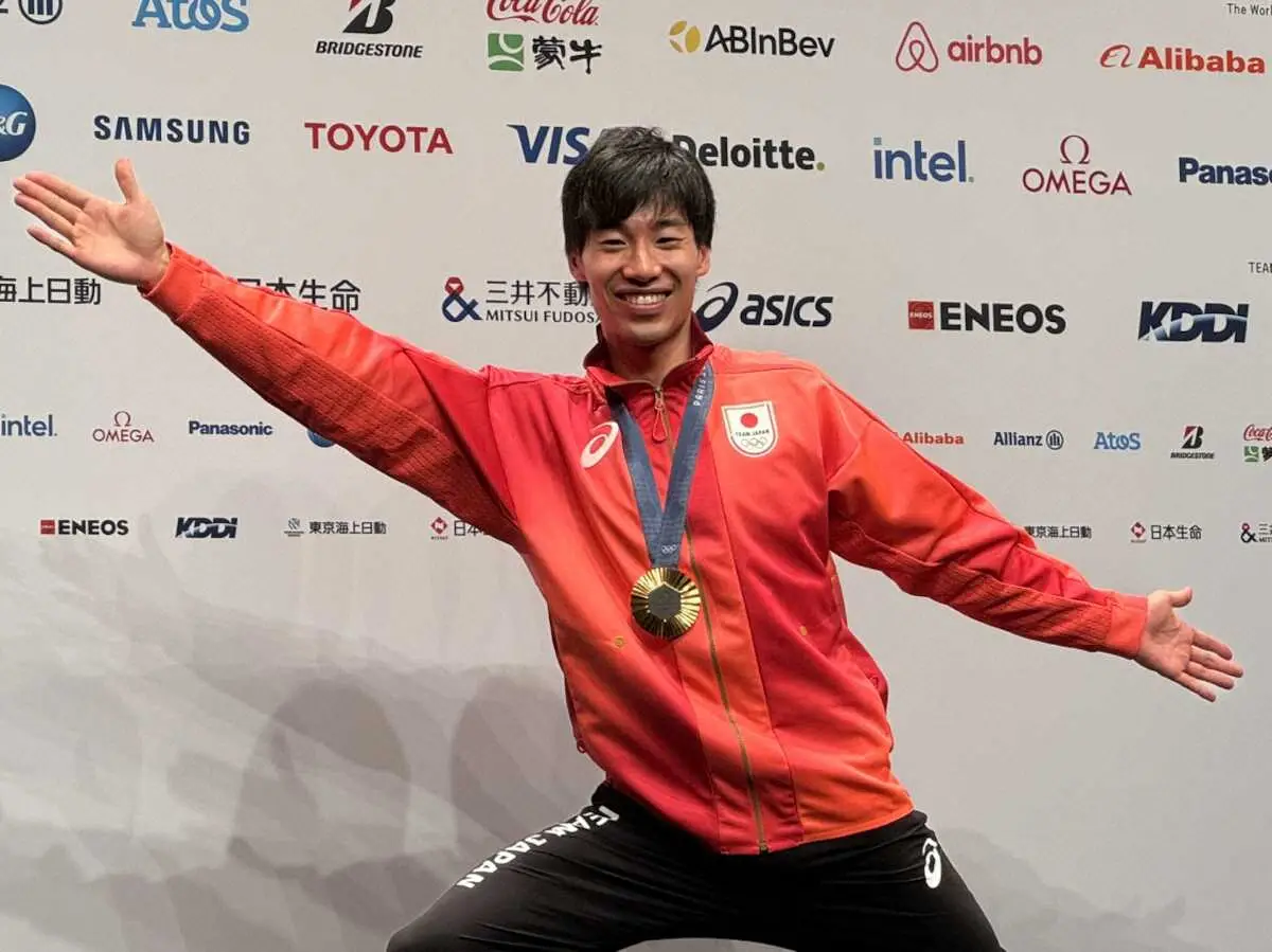 日本フェンシング界初の個人金メダルを獲得し、一夜明け会見でエペのポーズを取る加納虹輝
