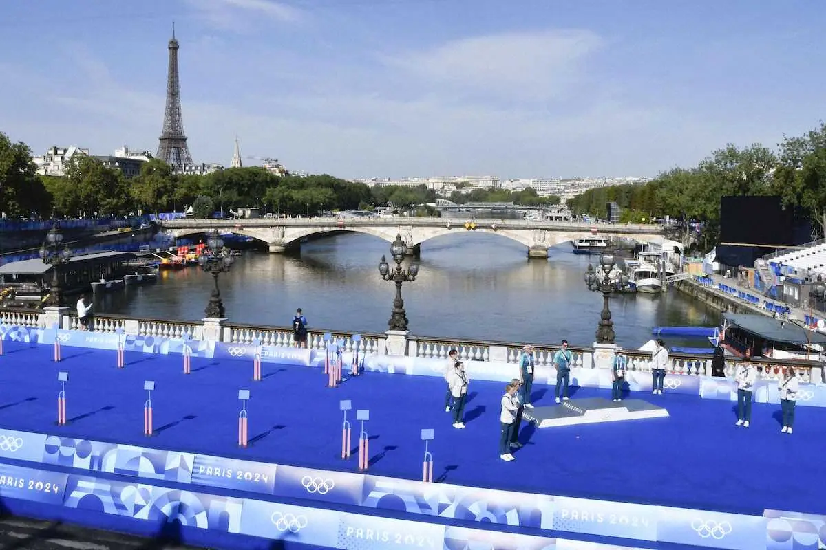 パリ五輪のトライアスロン会場。セーヌ川の水質問題が懸念されている＝28日、パリ（共同）