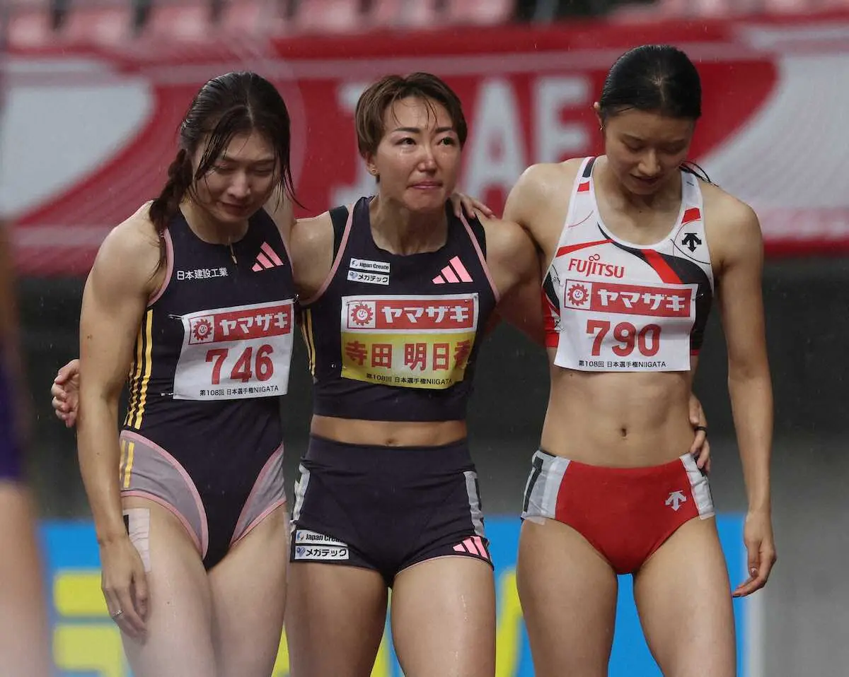 陸上日本選手権女子100メートル障害決勝で、東京五輪代表の寺田明日香（中央）を破って優勝した福部真子（左）と2位の田中佑美（右）
