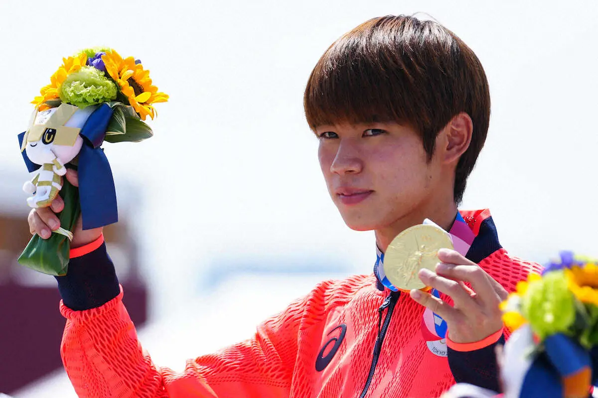 東京五輪で金メダルを掲げる堀米雄斗