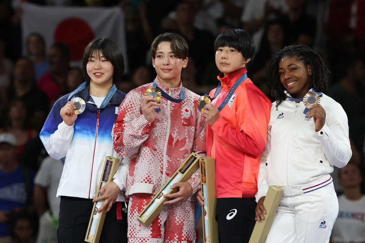 女子57キロ級、銅メダルを獲得した舟久保遥香（右から2人目）金メダルは出口（左から2人目）、銀メダルはホ・ミミ（左端）（撮影・平嶋　理子）