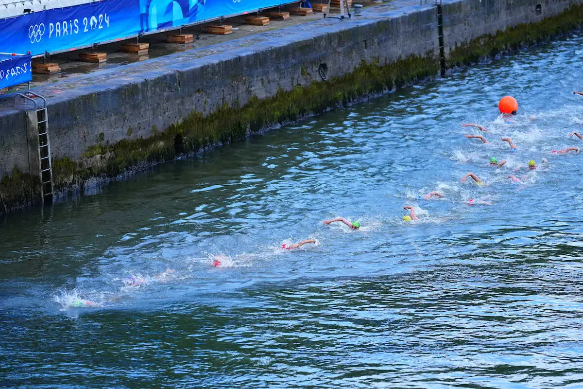＜パリ五輪　女子トライアスロン＞セーヌ川を泳ぐ選手たち（撮影・小海途　良幹）