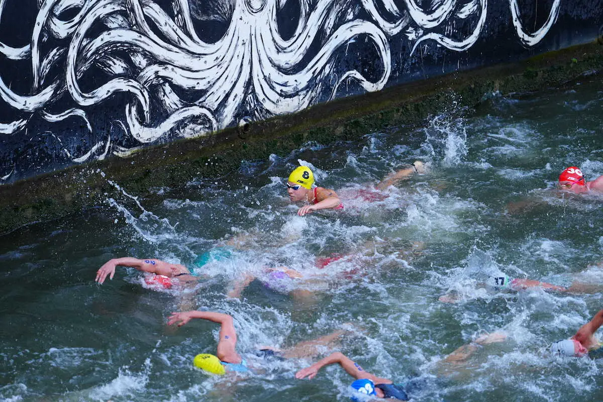 ＜パリ五輪　女子トライアスロン＞セーヌ川を泳ぐ選手たち（撮影・小海途　良幹）