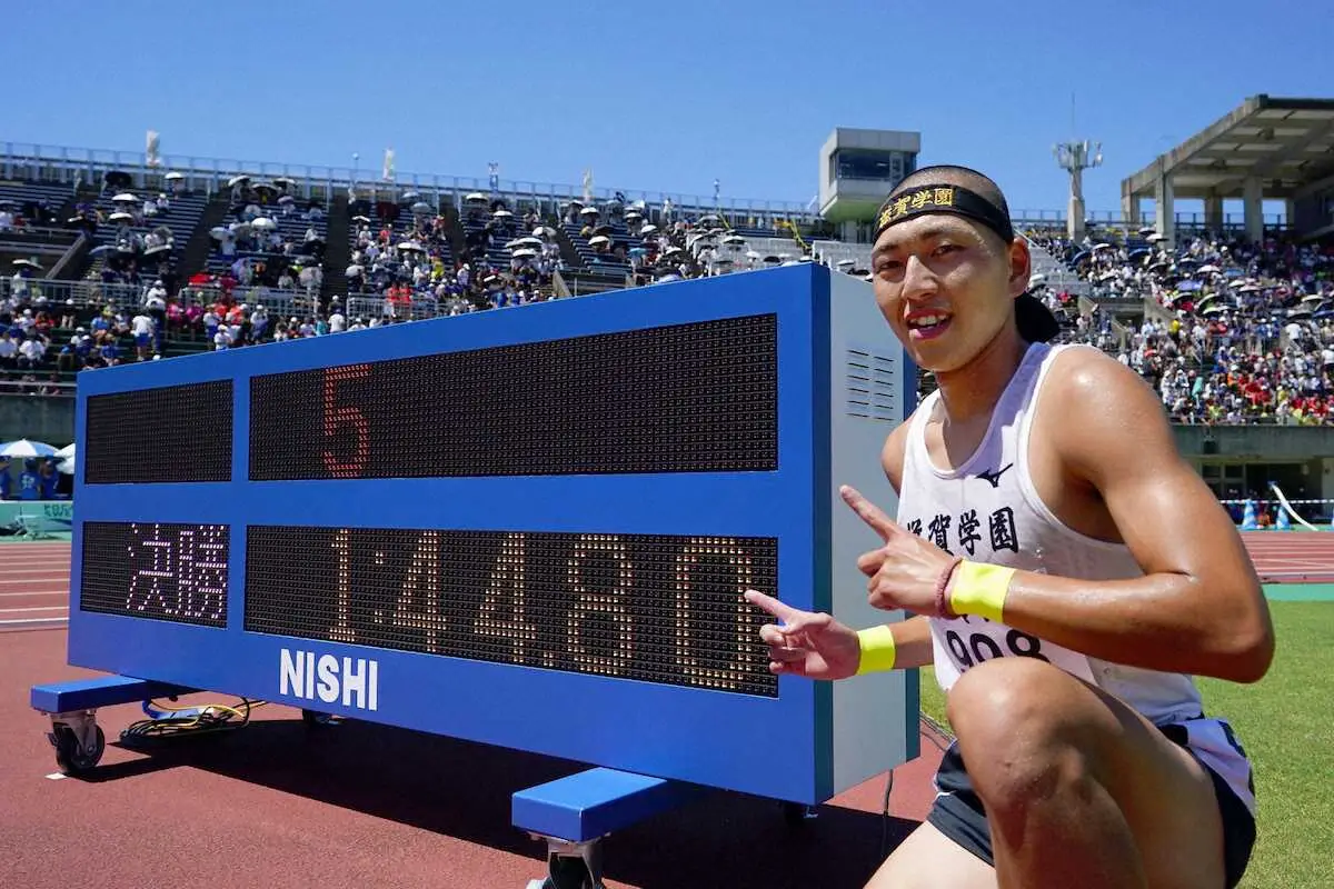 男子800メートル決勝で1分44秒80の日本新をマークして優勝した滋賀学園・落合晃＝博多の森陸上競技場