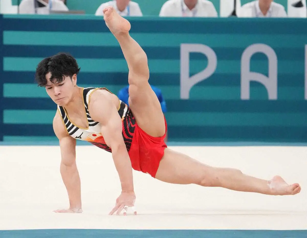 ＜パリ五輪・体操男子総合決勝＞岡の床運動の演技（撮影・岡田　丈靖）