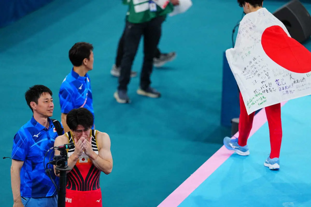 ＜パリ五輪　体操男子個人総合決勝＞競技終了後、号泣する橋本（左から2人目）（撮影・小海途　良幹）