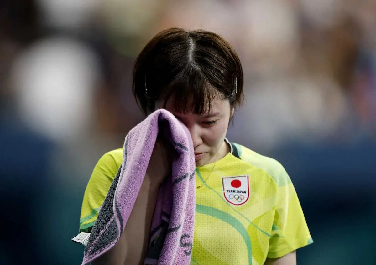 女子シングルス準々決勝で敗れ涙を流す平野（ロイター）