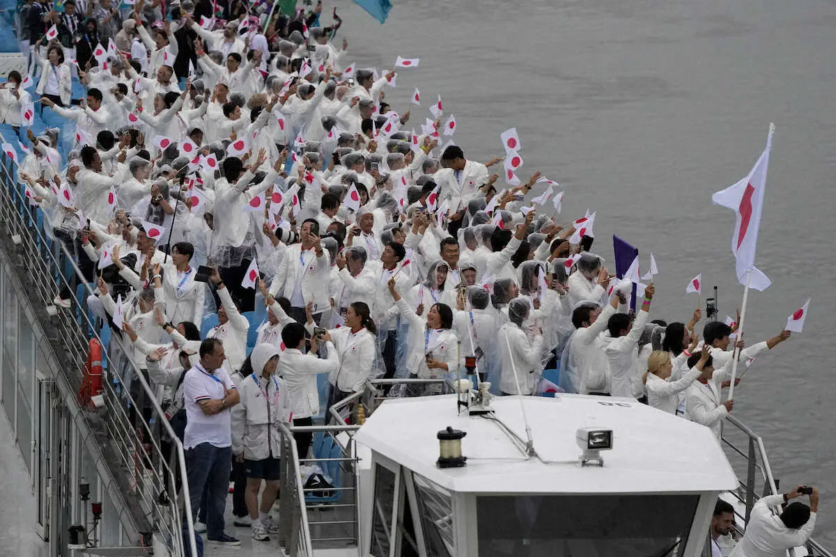 26日の開会式での日本選手団（AP）