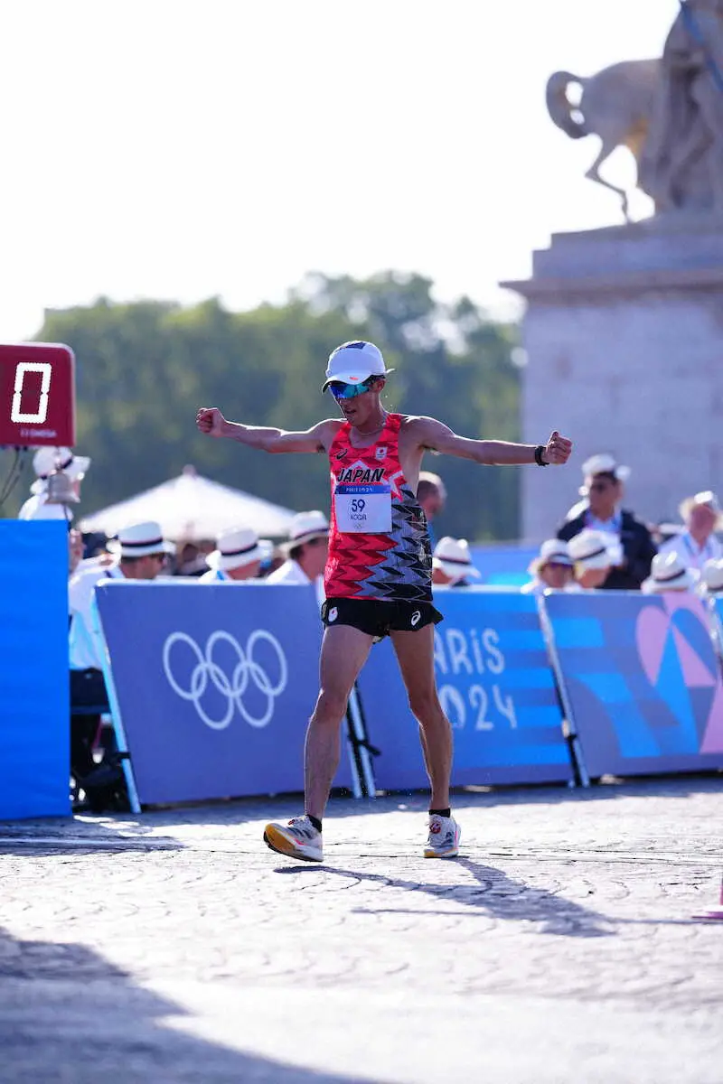 ＜パリ五輪　競歩男子20km＞ゴールする古賀（撮影・小海途　良幹）