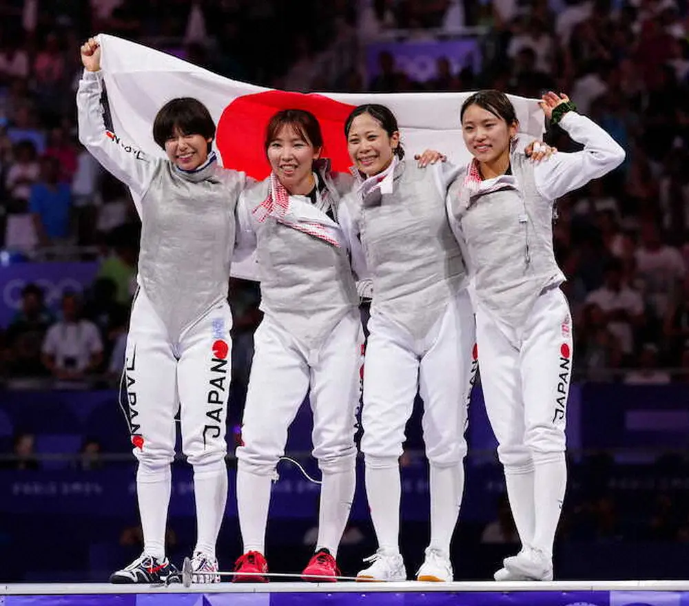 ＜パリ五輪　フェンシング女子フルーレ団体＞銅メダルを喜ぶ（左から）宮脇、上野、菊池、東（撮影・小海途　良幹）