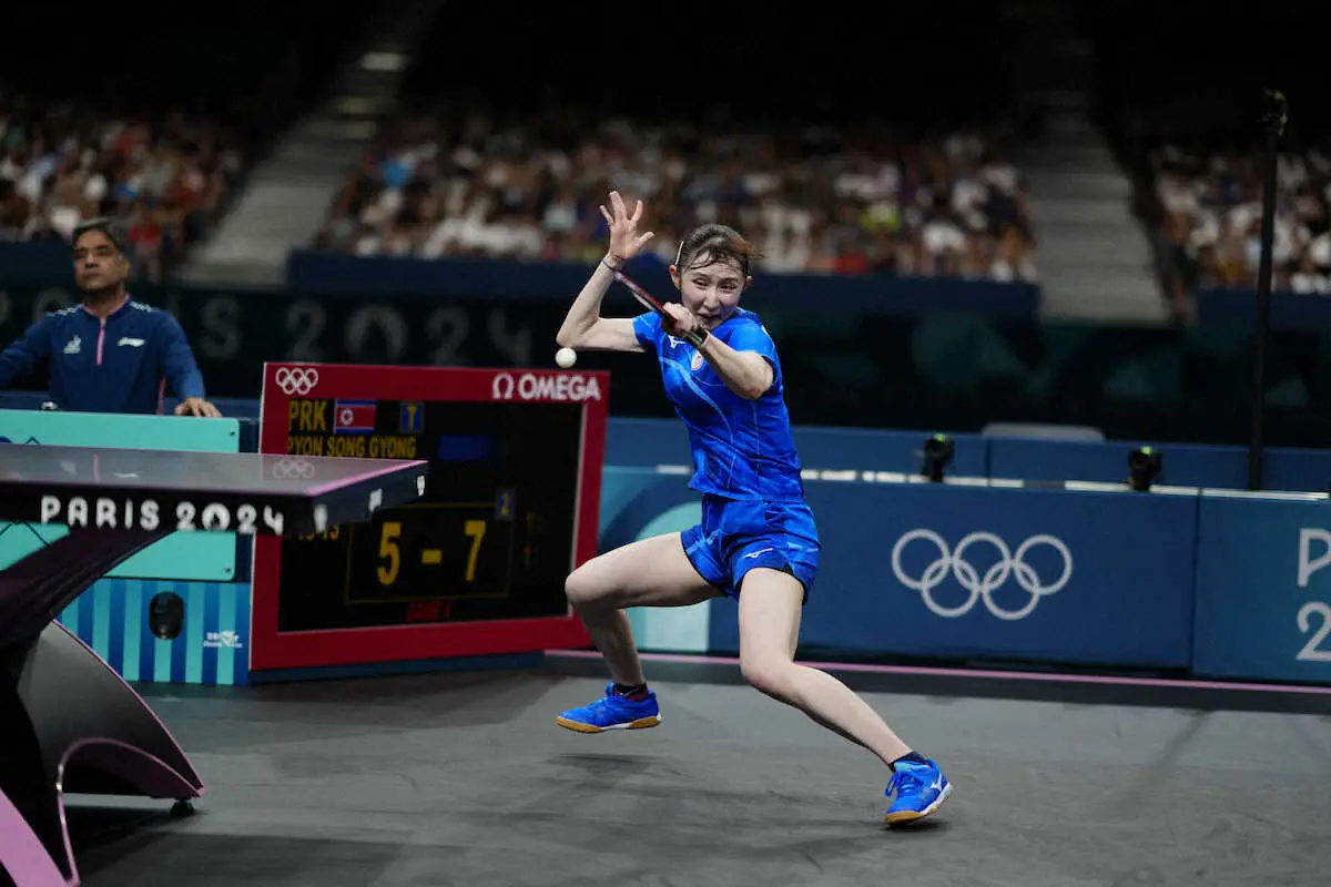 女子シングルス準々決勝でプレーする早田（AP）