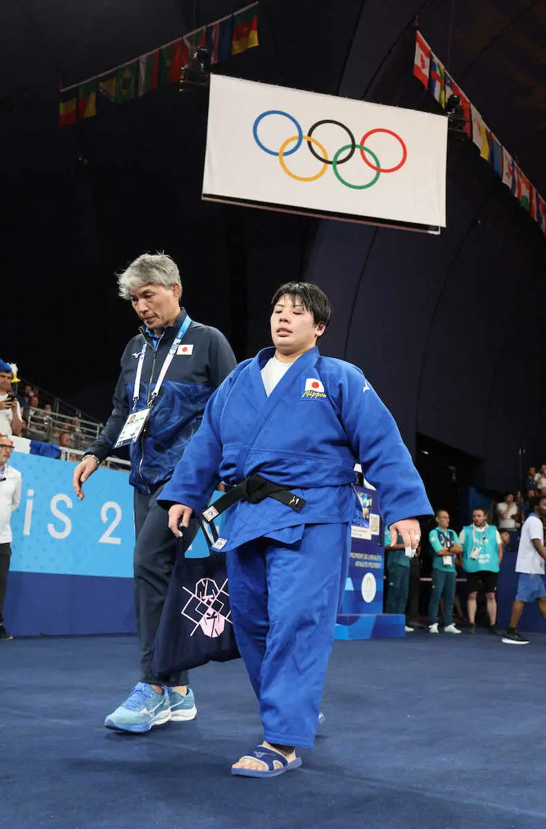 ＜パリ五輪　柔道＞女子78キロ超級、準々決勝で敗れ足を引きずりながら引き揚げる素根輝（撮影・平嶋　理子）