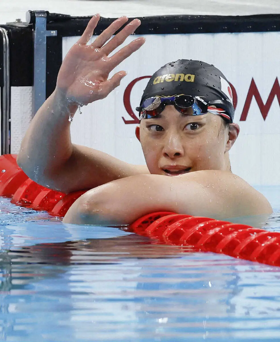 女子200メートル平泳ぎで4位に入り、手を振る鈴木聡美