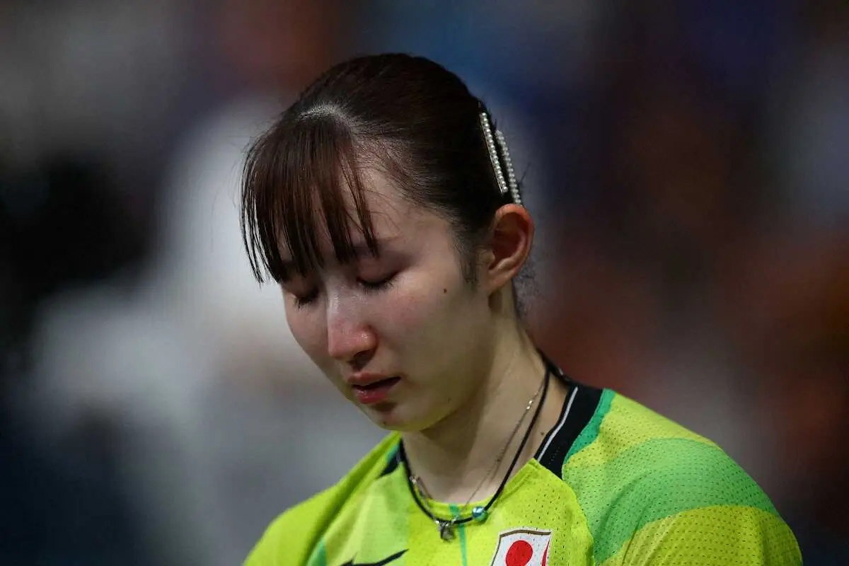 女子シングルス準決勝で敗れ、涙を流す早田（ロイター）