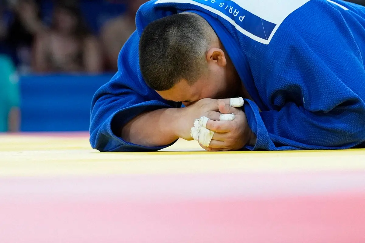 男子100キロ超級3位決定戦に敗れ、畳に突っ伏す斉藤立（AP）