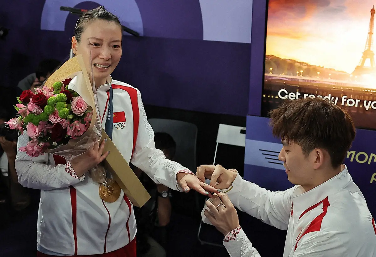 表彰式後に公開プロポーズ！　バド混合複で金メダルの中国女性選手が感激の涙　場内も大歓声で祝福