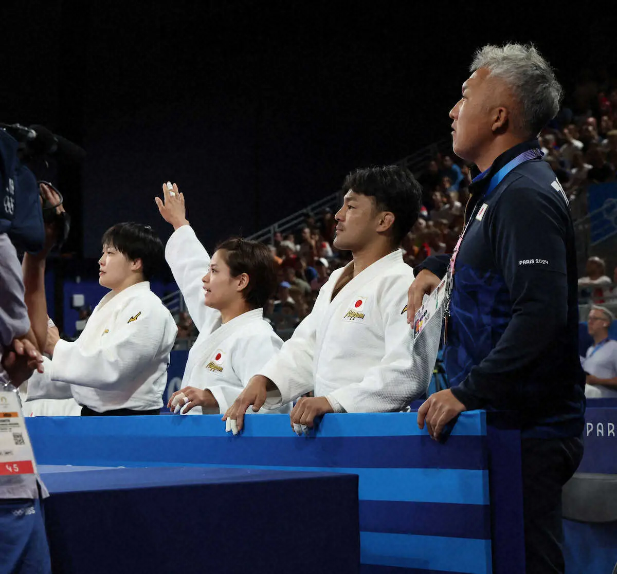 ＜パリ五輪　柔道＞延長戦で高市未来を応援する阿部詩（左から2人目）ら（撮影・平嶋　理子）