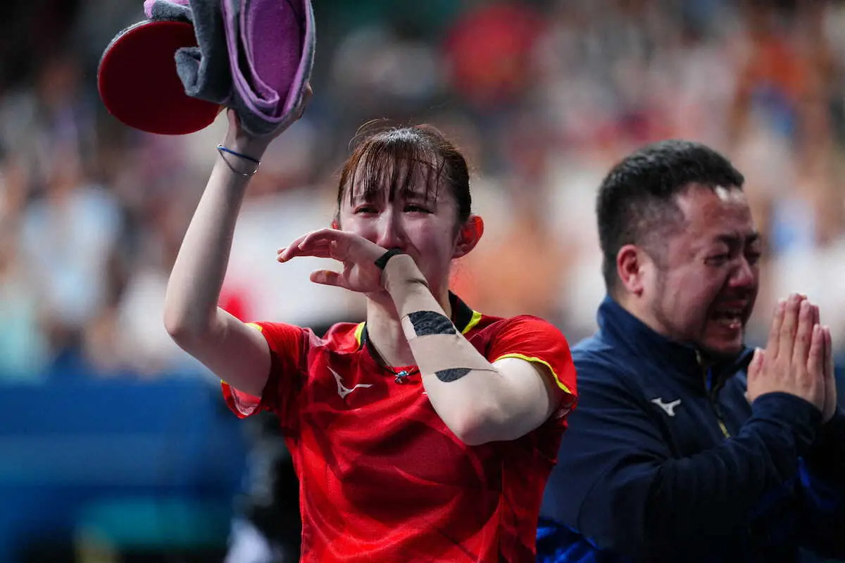 ＜パリ五輪　卓球女子シングルス3位決定戦＞銅メダルを獲得し感涙する早田（左）（撮影・小海途　良幹）