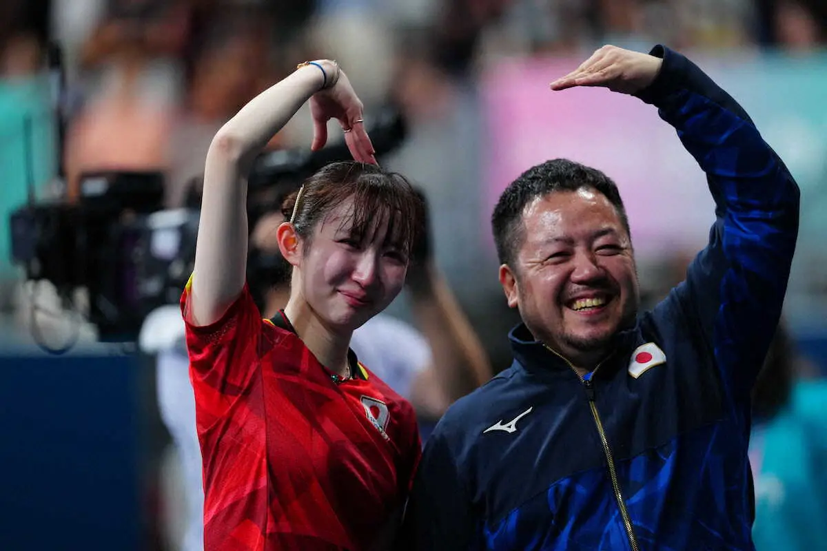 ＜パリ五輪　卓球女子シングルス3位決定戦＞銅メダルを獲得し感涙する早田（左）と石田コーチ（撮影・小海途　良幹）