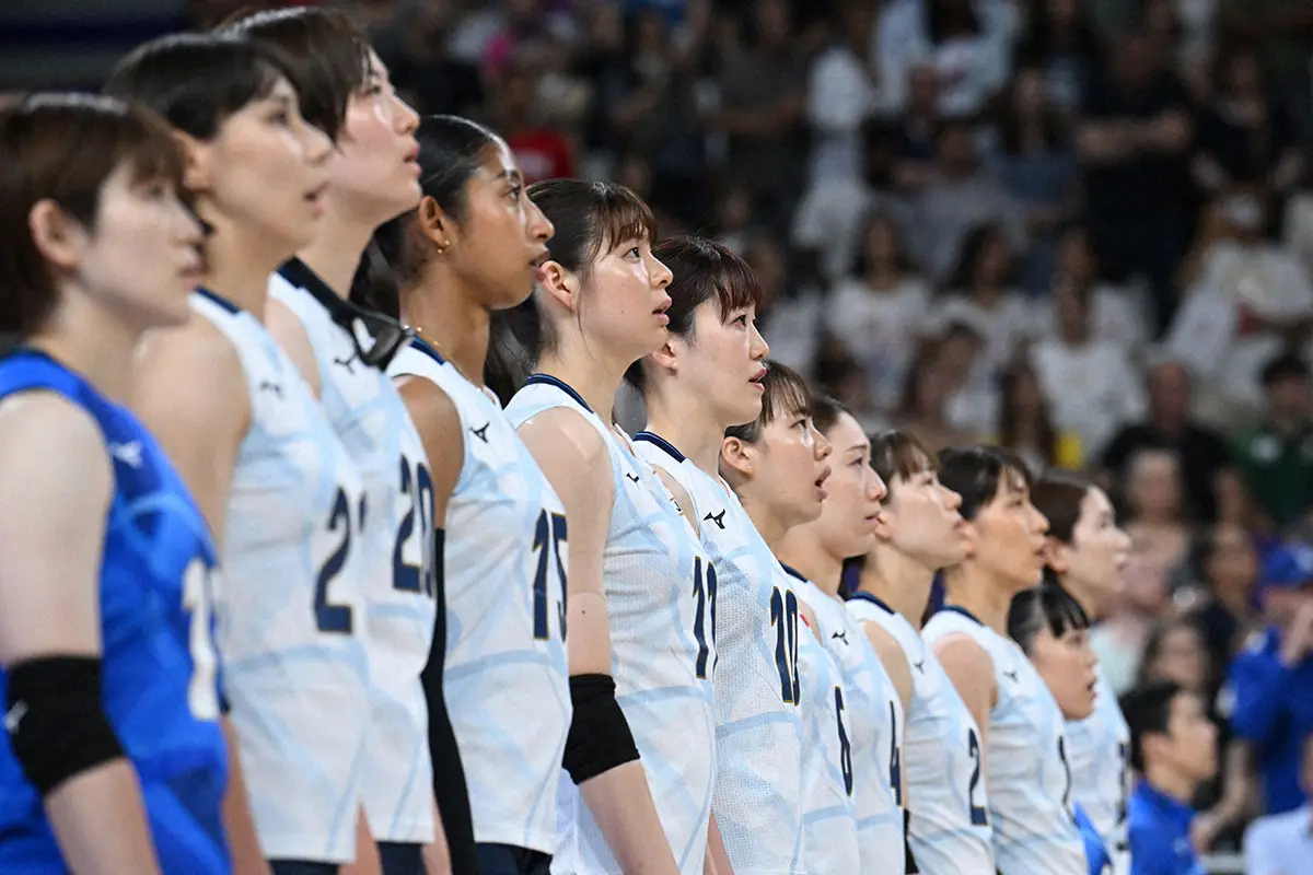 ＜日本・ケニア＞試合前、国歌斉唱する日本女子代表（ロイター）