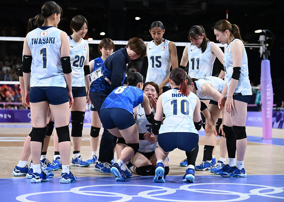 ＜日本・ケニア＞試合後、号泣した古賀紗理那をねぎらうチームメートたち（ロイター）